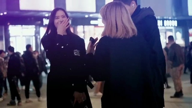 去靠近有正能量的人，智者会叫你深度思考，勇者会叫你勇往直前。有正能量的人会告诉你，生活处处皆是美好