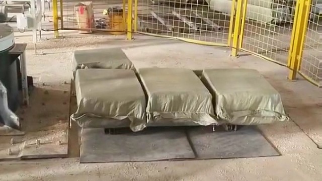 立柱机器人压缩玉米芯码垛#码垛机#码垛机器人#立柱码垛机