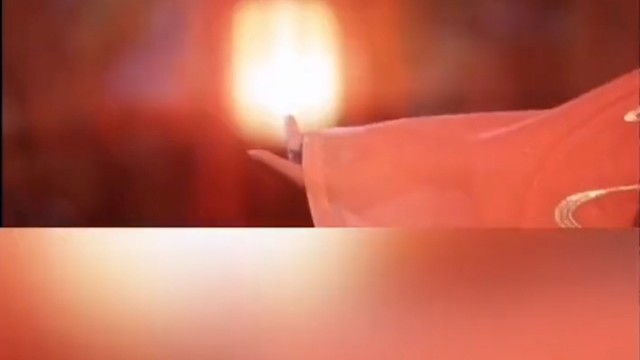 梨花谢尽残香在，落葬南山外。
故园深处梦依然，往事匆匆刹那似千年。
小楼对镜疏眉忆，卸罢红妆泣。
白