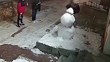 雪人被三青年踹掉头，女子将三人照片打印出来当雪人头
