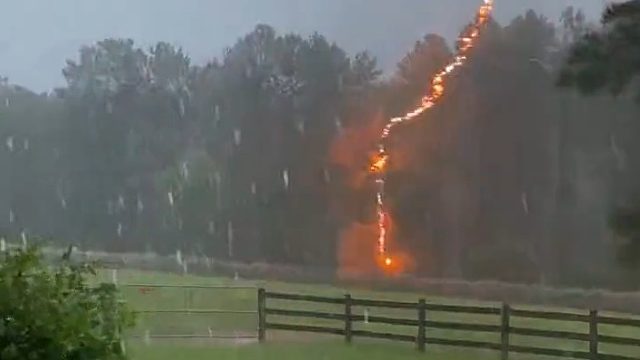 当闪电击中电围栏时会发生这种情况