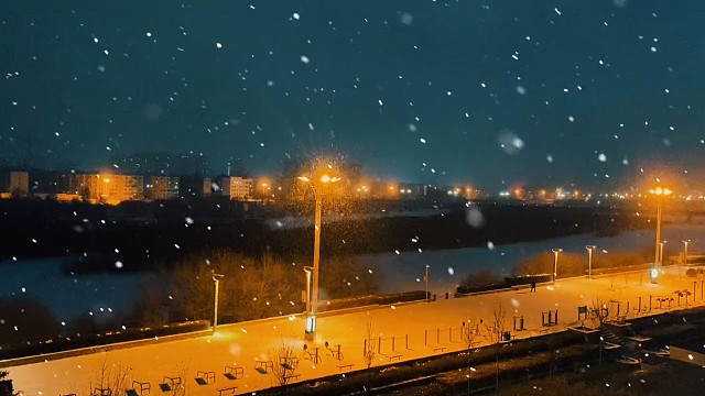 敏感的人就是要承受双倍的难过，还要假装自己没事。