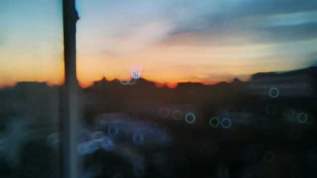 没有谁会为谁停留，因为那本就不属于你