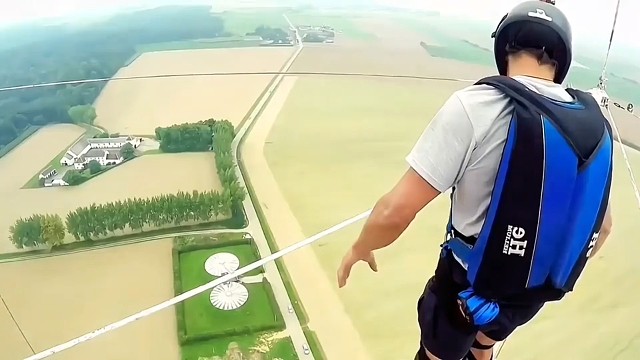 极限运动爱好者跳伞