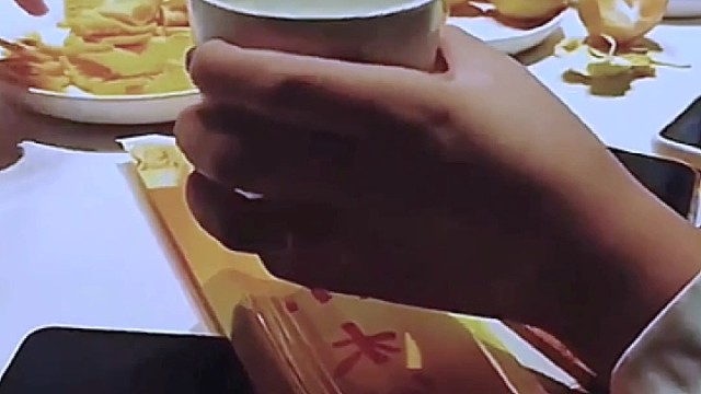 拿杯子手抖