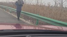 网友高速上遇到一个被长途客车丢下的大叔～～