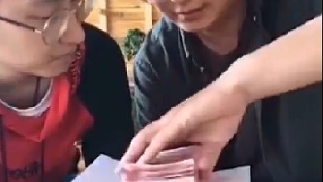 这位爸爸教育孩子的方式很独特，你觉得好吗