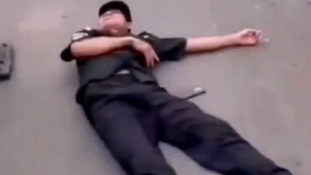 业主拒交10元停车费与保安冲突大打出手，最后小哥倒下那一刻，他就是个王者