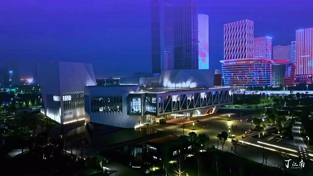 时间慢慢磨去了年少轻狂，廉价的合群，不如高贵的独处，远离让你不开心的人和事。