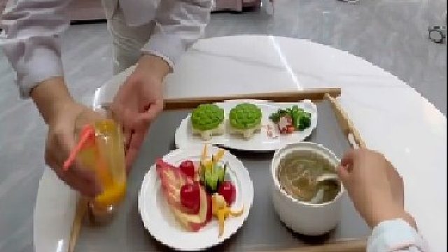 还要自己动手来搅汤，累死了