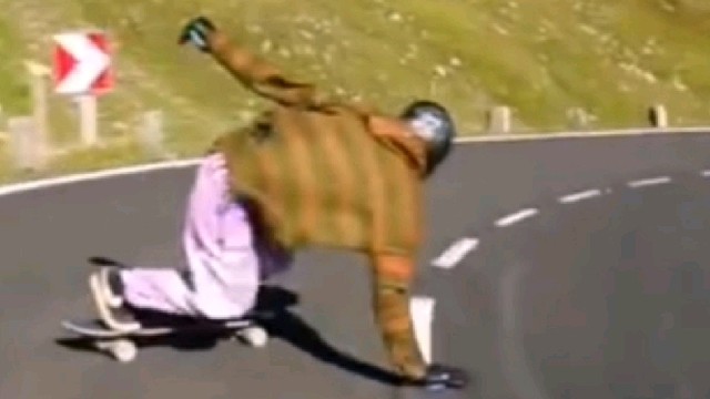 滑板的魅力在于它的速降