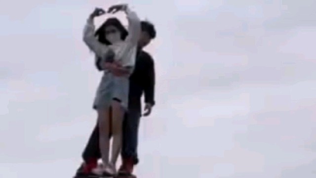 除了这女生的男朋友，其他人都挺高兴的