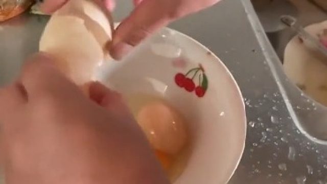 购买的鸡蛋异常之大，男子以为里面有三黄蛋，没想打开后被惊呆了