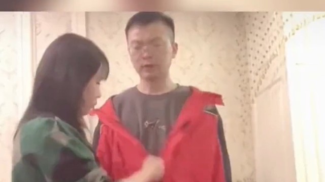 男子想要买新衣服，老婆拿出女子不穿的校服给他穿上，他却叛逆了～