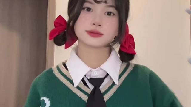 甜甜的舞蹈配上冷漠脸