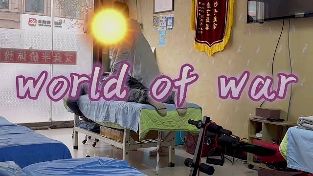 worldofwar。
看这沉默不语的世界绝望的气氛如此强烈人们疯狂逃散。火药的气味让生命全部凋