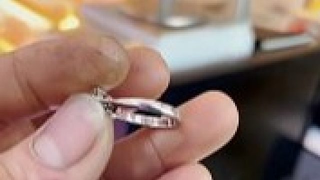 女子十几万买的钻戒急需变现，一听报价心瞬间凉了：不缺钱还是留着吧