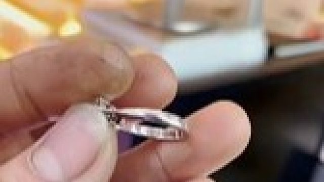 女子十几万买的钻戒急需变现，一听报价心瞬间凉了：不缺钱还是留着吧