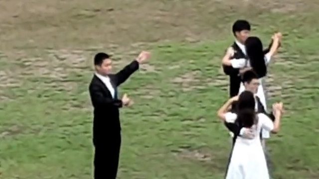 别的人舞的都是伴，他不同，他舞的的是灵魂