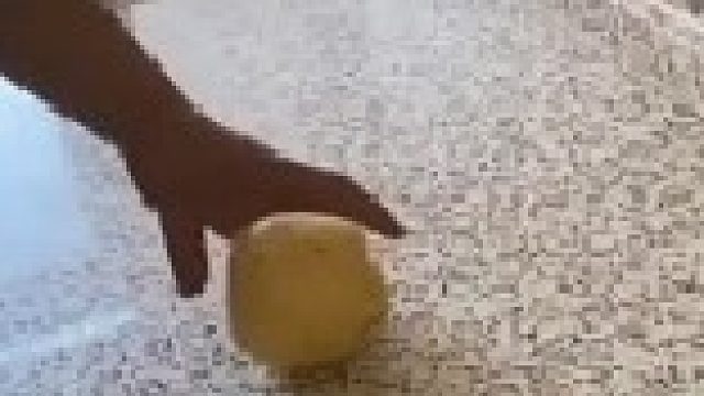 爸爸不舍得打孩子 然后拿出了一个苹果