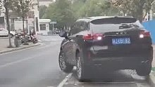 男子路边侧方位停车，一番神走位后彻底放弃挣扎！
