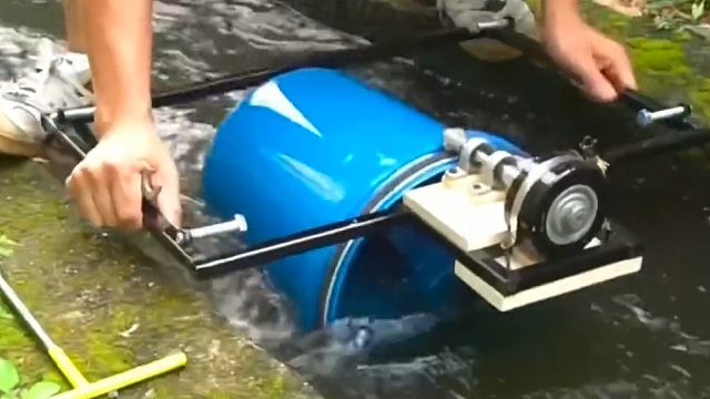 只用一个塑料桶就能制作出一个水力发电机，靠这个发明小伙全家再也不用交电费，真的太厉害了