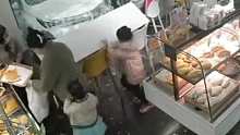 司机起步冲进蛋糕店，店内儿童万幸躲过一劫。