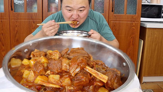 买点牛肉，简单做西红柿牛腩，小火慢炖1.5小时，汤浓肉香，过瘾