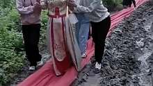 女子结婚去新郎家全是泥巴路，结婚前说村里都是水泥路，网友：这是真的水泥路
