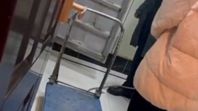 工人正在高空作业，保安一声不响拿掉安全绳