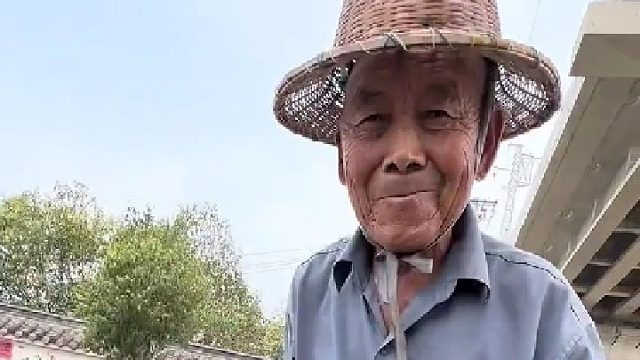 网友：路边遇到一位老人，渴望的眼神看着我，问我要不要黄瓜。