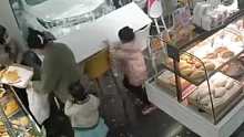 司机起步冲进蛋糕店，店内儿童万幸躲过一劫