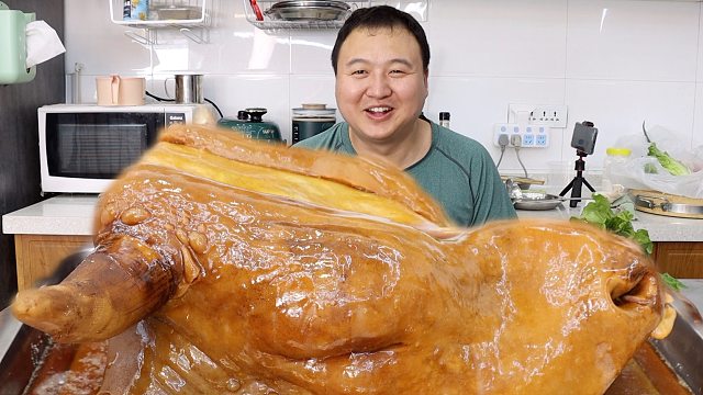 岳父送来60斤小牛头，小火炖6小时，泡2小时做辣卤牛头，太过瘾啦