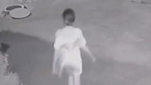 外出打工的人，深夜只能在监控里看自己的妻子