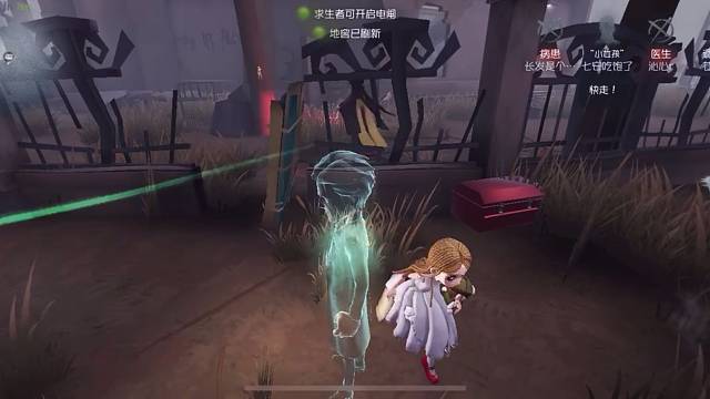 小女孩玩的真好啊