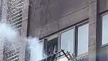 一公寓楼住户阳台晒被子着火，楼上邻居隔5层泼水浇灭