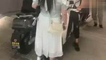 一女子地下通道走斜坡，与外卖小哥发生冲突，倒地不起逼其道歉