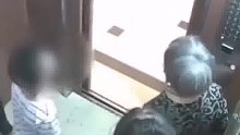男孩跳绳卡电梯，旁人提醒奶奶竟笑着不以为然，随后一幕令人后怕