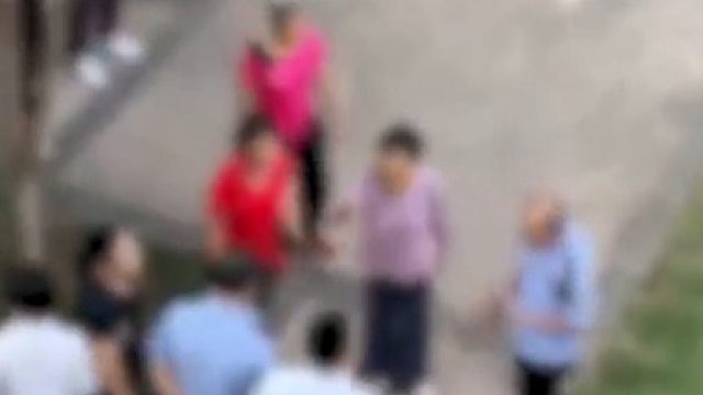 老人在小区内跳广场舞扰民 居民劝阻反遭恶意挑衅 大妈：多泼点水凉快