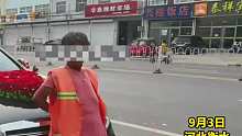 新人结婚下车时礼花喷射一地，环卫工协商无果坐地拦婚车