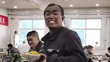 矿工满脸灰来食堂吃饭，淳朴的笑容让人动容