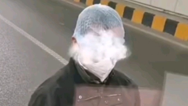 谁知道大半夜的这男的干嘛呢？？真慎人…