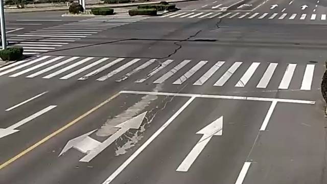 戴头盔了，也不能闯红灯呀