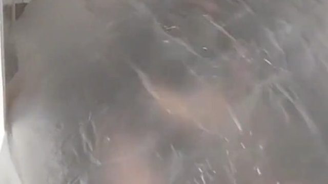 女子自制家庭版隔离仓，老公每天上下班从通道爬进屋