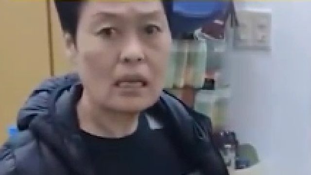 丈夫醉酒回家背老婆关在屋外，婆婆出面解围