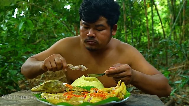 村里的鸭子真肥，清水煮熟配酸辣酱，一人一只真过瘾