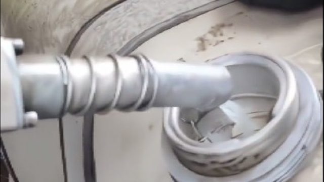 货车司机怀疑加油站计量有问题，请工作人员拿计量桶复核时发现，油枪走表不动！