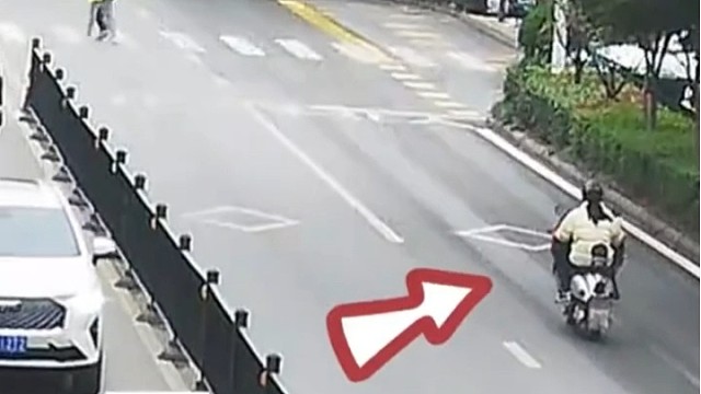 转弯未让直行，小车被电动车撞出大坑。