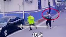 孩子手被夹断，家长第一时间到附近交警队求助，你可以永远相信人民警察！