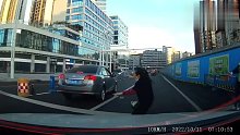 斑马线事故！司机以为是小孩，下来都快吓死了，看到是狗明显松了一口气……